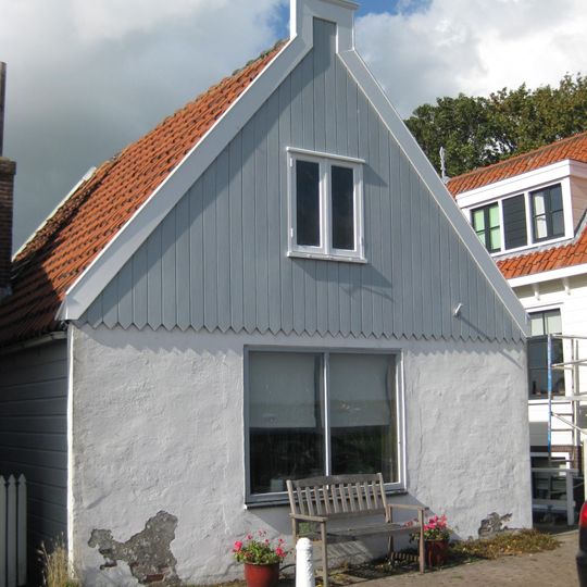 Houten huis van het brede type onder schilddak