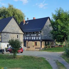Wohnhaus (Umgebindehaus) und Seitengebäude eines Zweiseithofes Hauptstraße 105