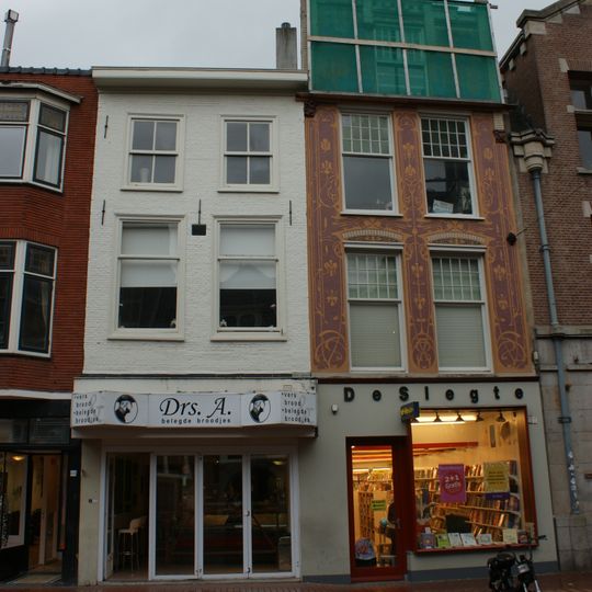 Winkel met bovenwoning gewijzigde voorgevel met sgrafittoreliëf in art nouveaustijl