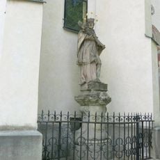 Socha svatého Jana Nepomuckého u zdi kostela svaté Kunhuty v Novém Městě na Moravě