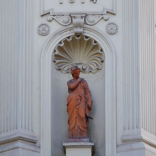 Statue of a woman at Dlážděná/Hybernská corner