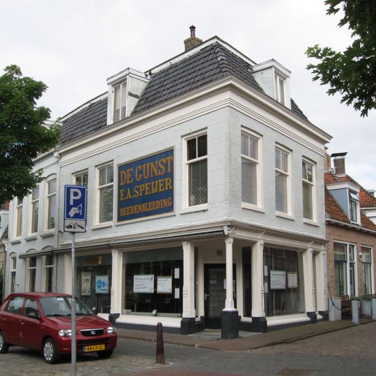 Pand onder zadeldak tegen halsgevel met aanzetkrullen en gezwenkte lijst