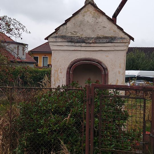 Kaplička v Záhosticích v zahradě