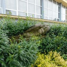 Socha před sportovní halou v Pelhřimově