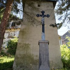 Kříž před zvonicí