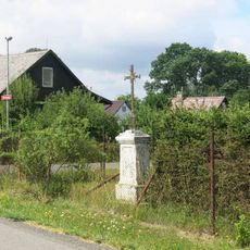 Kříž v zahradě domu 3146 v osadě Větrov