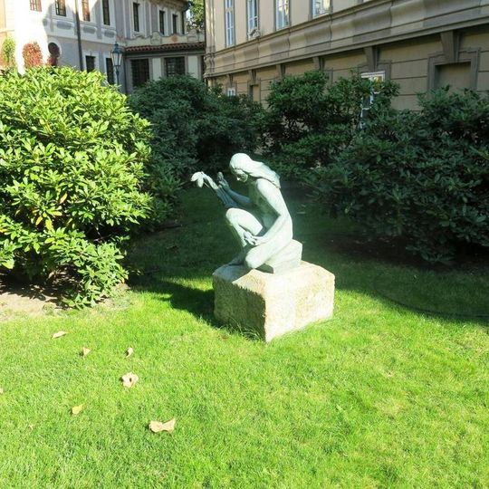 Socha dívky s květy v Kolovratské zahradě