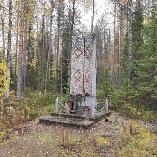 Братская могила советских воинов и памятный знак на месте, где находился штаб 99-й стрелковой дивизии