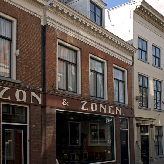 Eenvoudig pand met forse geblokte lijst