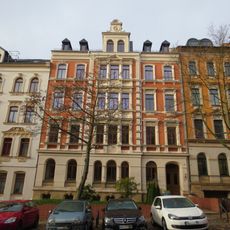 Mietshaus in geschlossener Bebauung mit Vorgarten Andréstraße 5