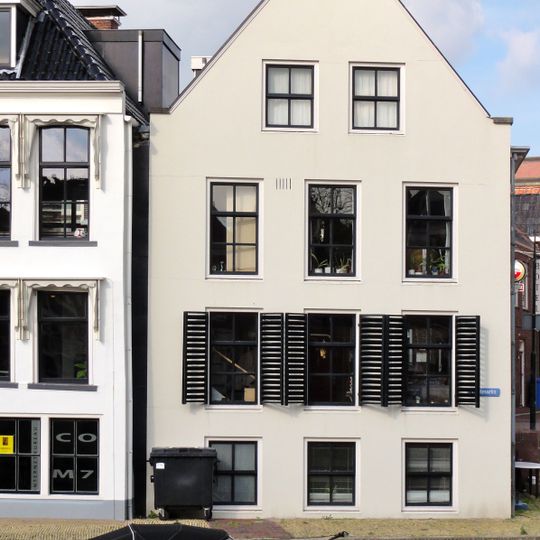 Wit gepleisterde achtergevel met puntgevel aan Turfmarkt