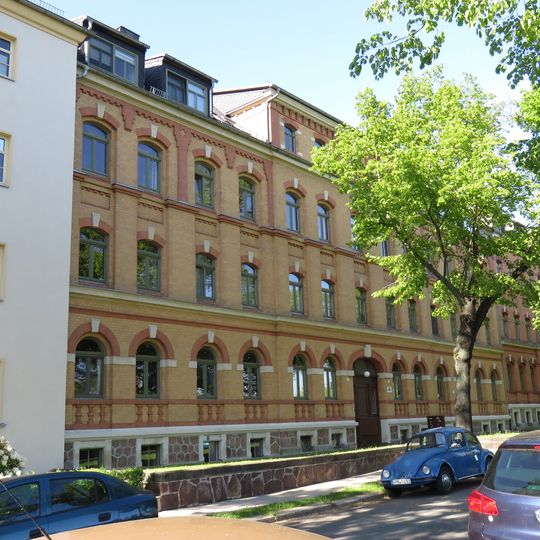 Mietshaus in geschlossener Bebauung, mit Vorgarten Ebersdorfer Straße 27; 27a