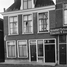 Eenvoudig woonhuis met rechte kroonlijst