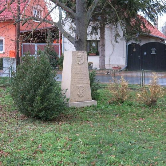 Pomník Ladislava Uhra v Mlékojedech u Neratovic