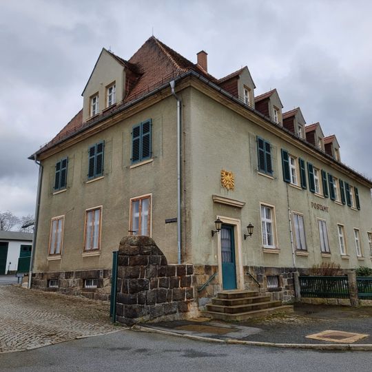 Post mit Einfriedung, Toreinfahrt sowie Adlerrelief, Ecklampe „Postamt“ und Fassadenschriftzug Poststraße 1