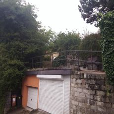 Vila so záhradou, vila