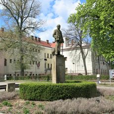 Socha Aloise Jiráska před divadlem v Novém Bydžově
