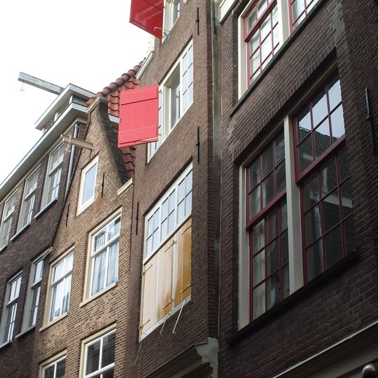 Pand met zeer smalle halsgevel