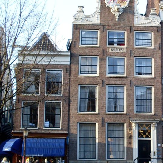 Huis met halsgevel met wapen en borstbeeld