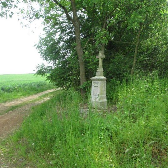 Kříž severozápadně od Milčic u rozcestí