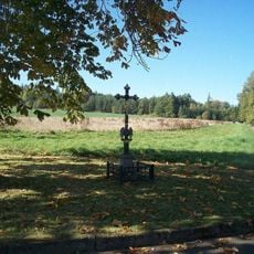 Kříž u Dolcí u silnice vedoucí do Újezdu