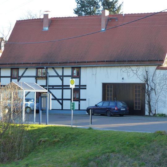 Teil eines Wohnstallhauses und Brunnen mit Handschwengelpumpe Pegenauer Straße 2