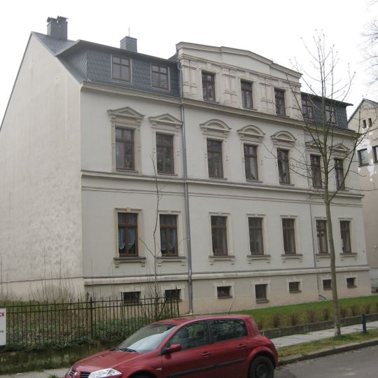 Mietshaus in halboffener Bebauung konzipiert, mit Vorgarten Klarastraße 2