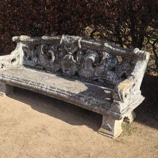 Lavice v zámeckém parku Jaroměřice nad Rokytnou