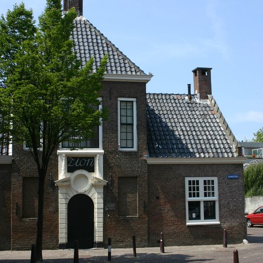 Sionshof: Ingangspoort en bovengelegen regentenkamer