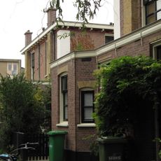 Blok van vier rug-aan-rug gebouwde woningen op vierkante plattegrond, bestaande uit begane grond en verdieping onder een plat dak