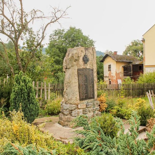 Pomník padlým v Sobotíně u kostela