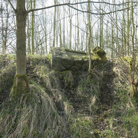 Povalený podstavec ulomeného kříže u polní cesty na sever od Postoloprt
