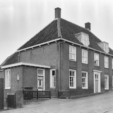 Huis onder schilddak, in gele baksteen
