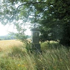 Kříž u polní cesty jihovýchodně od Manušic