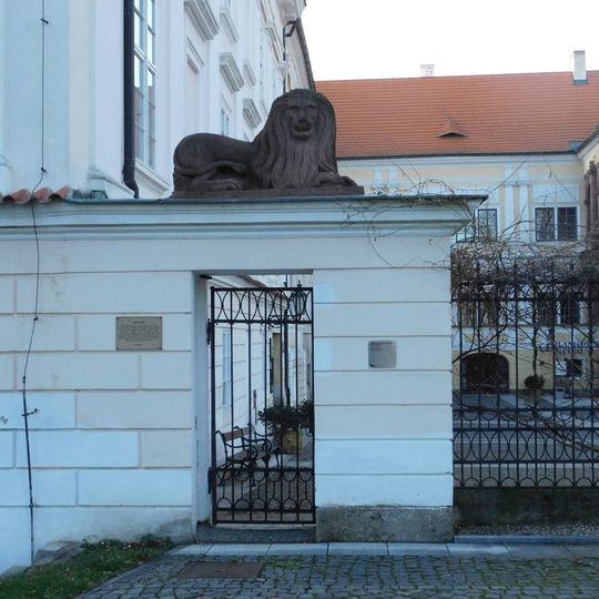 Socha lva vlevo od brány zámku ve Vlašimi