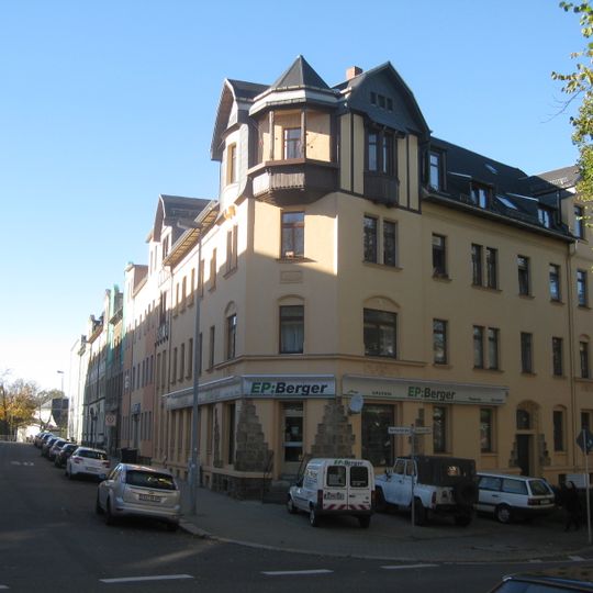 Mietshaus in geschlossener Bebauung in Ecklage, mit Laden und Vorgarten Geibelstraße 8