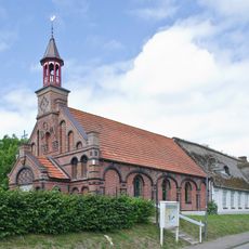 Altkath. Kirche „St. Theresia“ mit Ausstattung und Pfarrhaus