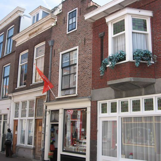 Pand met gepleisterde trapgevel