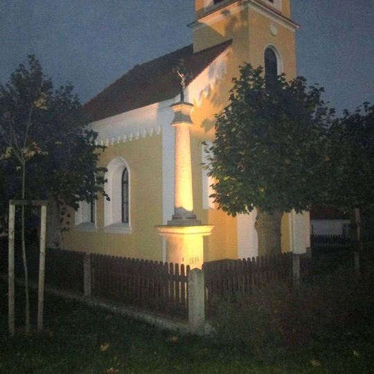 Kříž u kaple v Hajanech