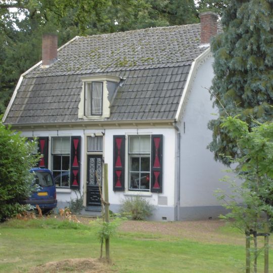 Middenhoek: Dienstwoning