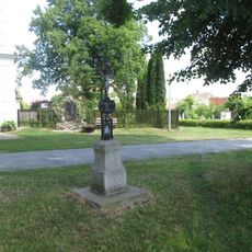 Kříž v Božejově u kostela