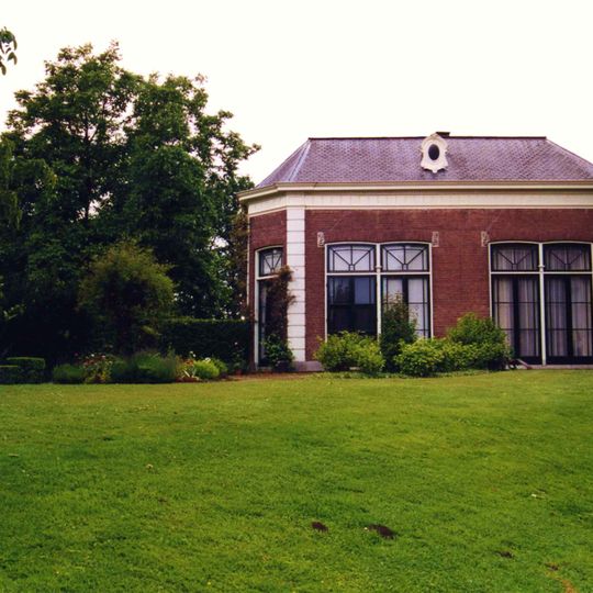 De Geldersche Toren: oranjerie  in eclectische trant uit 1880 met door het Neo-classicisme beinvloede hoofdvorm