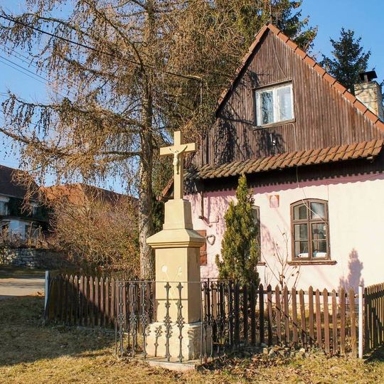 Kříž v Klužínku ve středu vesnice