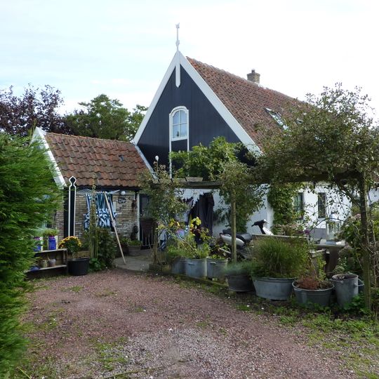 Woonhuis onder zadeldak tussen topgevels met houten voorschot; getoogd zolderluik