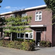 Dubbele dienstwoning met garage voor hoger personeel in de stijlvormen van het functionalisme uit 1933, gebouwd door Thomas Bata bij zijn schoenfabriek in Batadorp
