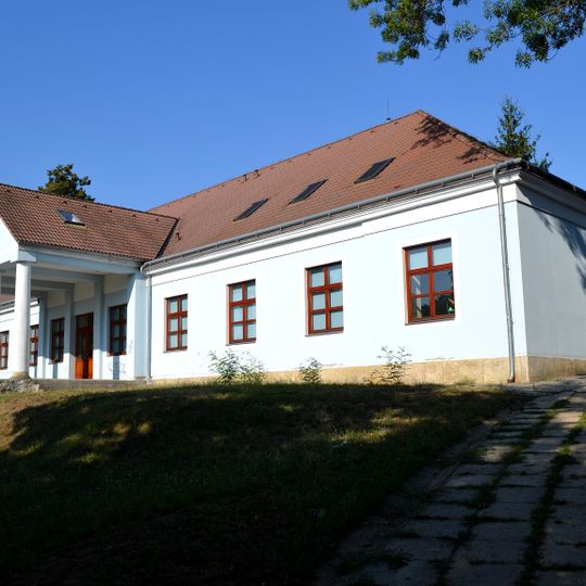 Kaštieľ a park, kaštieľ