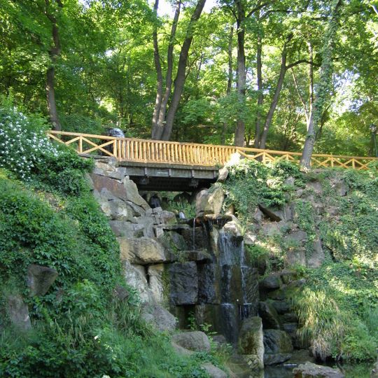 Lávka přes vodopád v Kinského zahradě