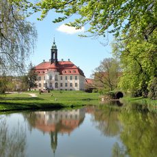 Sachgesamtheit Schloss Reinhardtsgrimma mit folgenden Einzeldenkmalen: Schloss und Steinbogenbrücke sowie Park (Gartendenkmal) (Schloßgasse 2), Badehaus (Schloßgasse 4), Grablege (Zur Alten Schäferei, siehe Obj. 09278573), 2 Wirtschaftsgebäude (