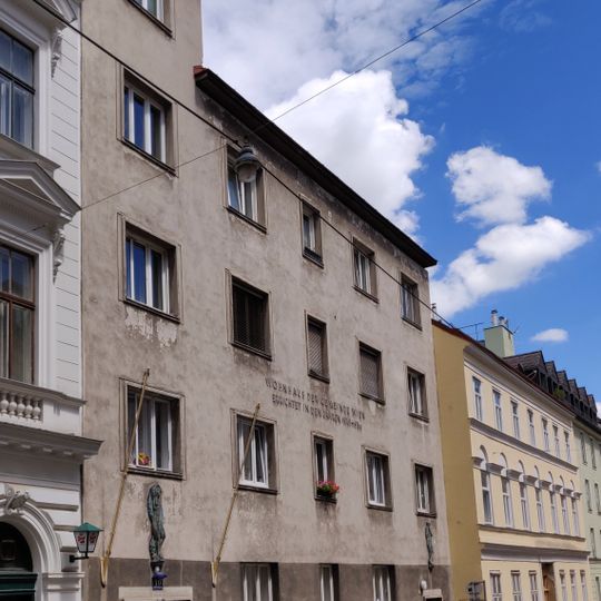 Gemeindebau Bernardgasse 10