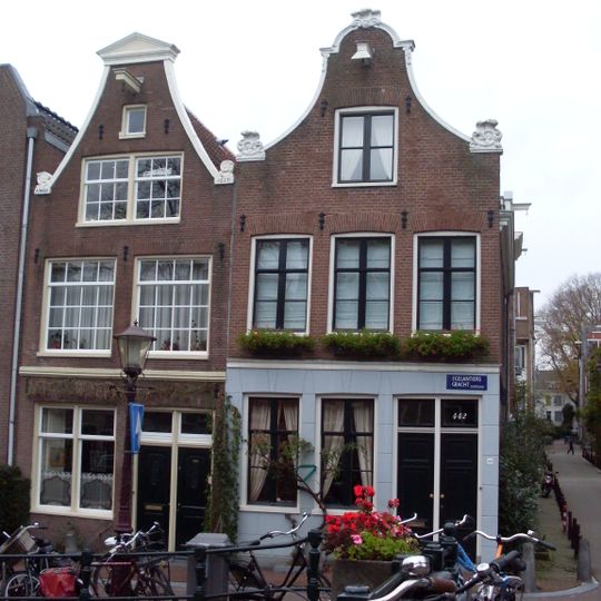 Huis met gevel afgedekt door de zandstenen onderdelen van een klokgevel